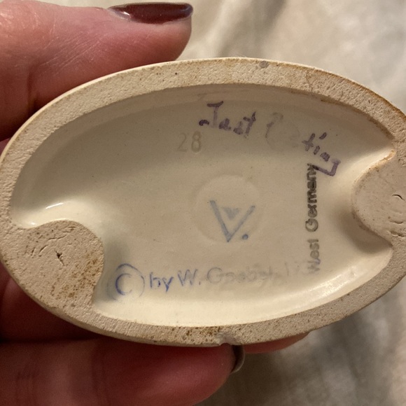 Goebel Hummel Figurine just resting. - Picture 5 of 6